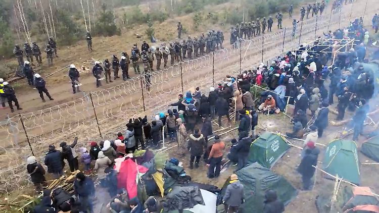 Migranten harren an der polnisch-belarussischen Grenze aus. Die EU will verhindern, dass noch mehr Menschen nachkommen.