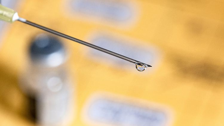 Die Impfung ist nach wie vor der beste Schutz gegen das Coronavirus - abgesehen davon, sich von Menschen insgesamt fernzuhalten.