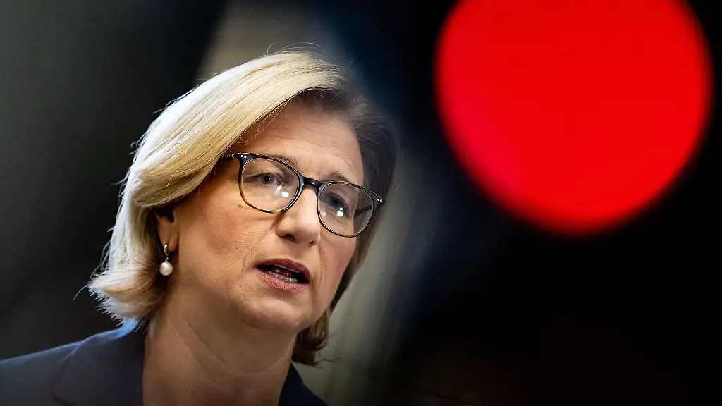 Die-saarlaendische-Ministerpraesidentin-Anke-Rehlinger-SPD-fordert-dass-trotz-Grenzkontrollen-die-Bewegungsfreiheit-der-Menschen-so-wenig-wie-moeglich-beeintraechtigt-wird-Foto-Archiv