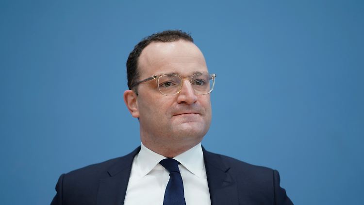 "Die Situation ist ernst, und ich empfehle uns allen, sie auch ernst zu nehmen", sagt Jens Spahn.
