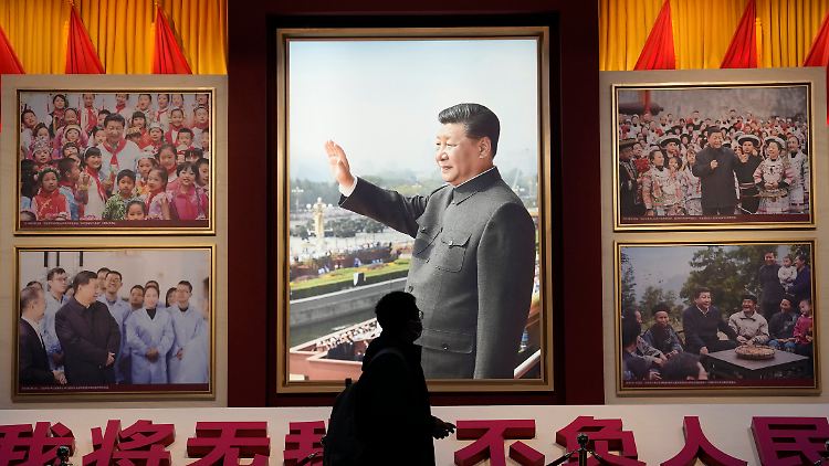 Wie einst Mao: Ein Bild von Xi Jingping im Museum der KP Chinas. Darunter steht: "Ich werde kein Ego haben und für das Volk leben".