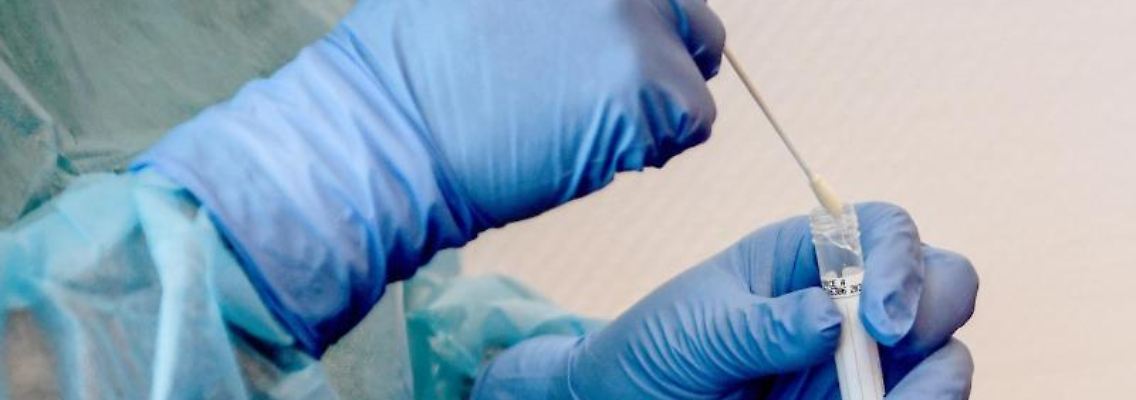 Ein Arzt macht einen Abstrich für einen Corona-Test. Foto: Britta Pedersen/dpa-Zentralbild/dpa/Symbolbild