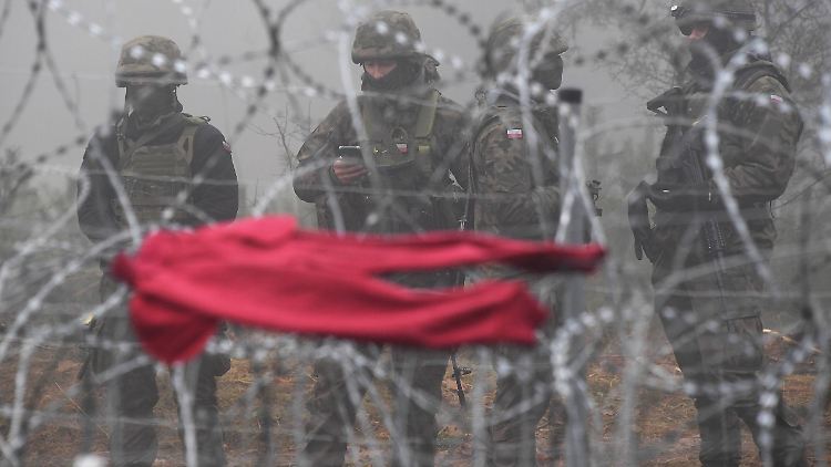 Polnische Soldaten bewachen die Außengrenze der EU: Bagdad bietet Irakern eine Rückholaktion an. 