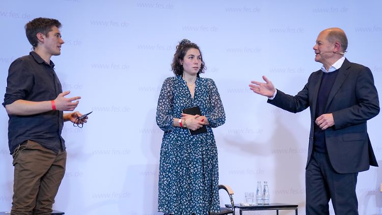Schonten einander nicht: Henning Jeschke, Lea Bonasera und Olaf Scholz.