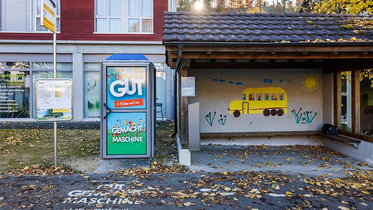 Beim Warten auf den Bus kann man sich noch schnell loben lassen.
