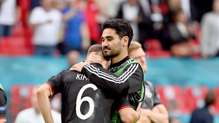 Gündoğan tröstet Kimmich nach dem EM-Aus im Juni 2021. 