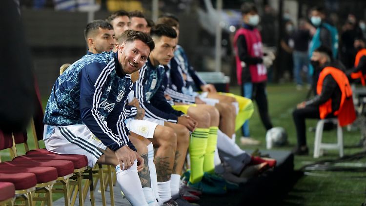 Lionel Messi lacht auch auf der Bank.