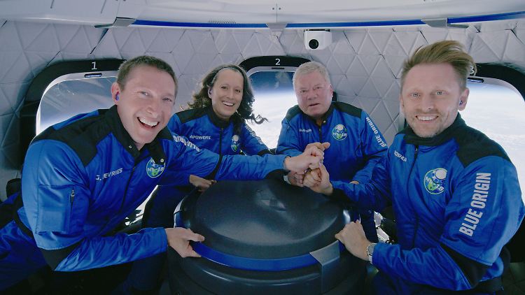De Vries (v. li.) mit Audrey Powers, William Shatner und Chris Boshuizen.