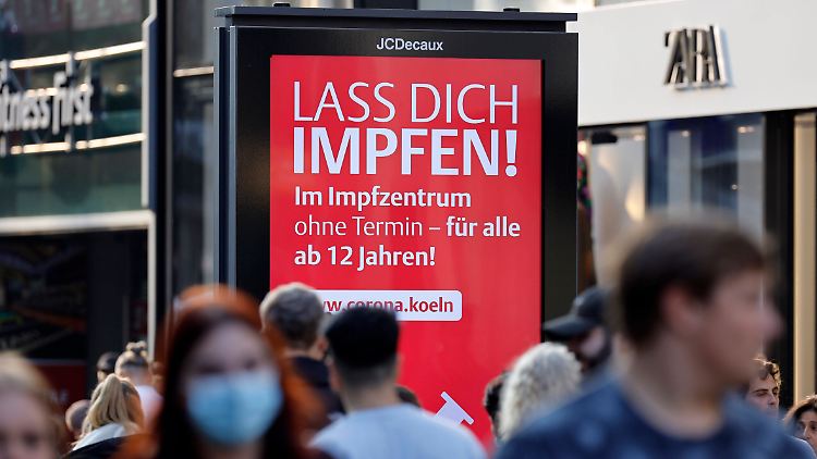 Die Stadt Köln wirbt auf Plakattafeln für ihr Impfangebot.
