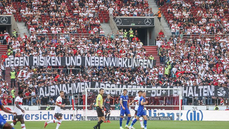 Große Teile der aktiven Fans haben sich bereits positioniert.  So wie hier in Stuttgart beim Spiel gegen Leverkusen. 