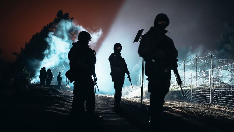 Belarussische Soldaten sollen Migranten beim Grenzübertritt eskortieren.