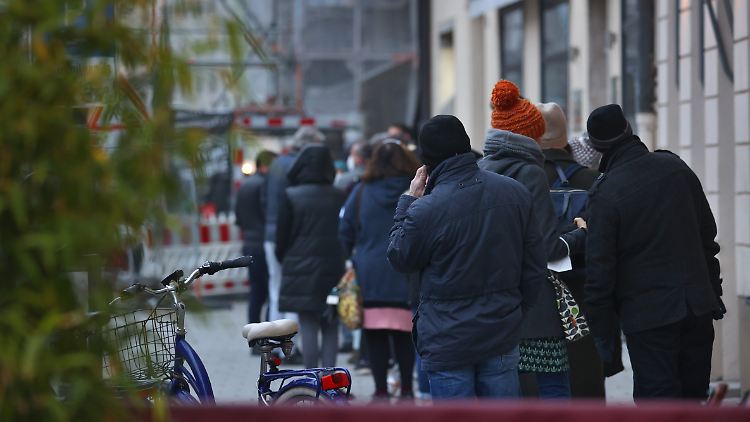 In Bayern und Thüringen bilden sich lange Schlangen vor den Impfzentren.