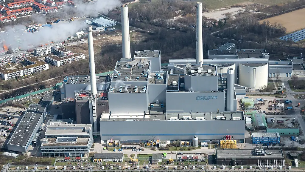 In-einem-Muellbunker-des-Heizkraftwerks-in-Unterfoehring-brach-ein-Feuer-aus