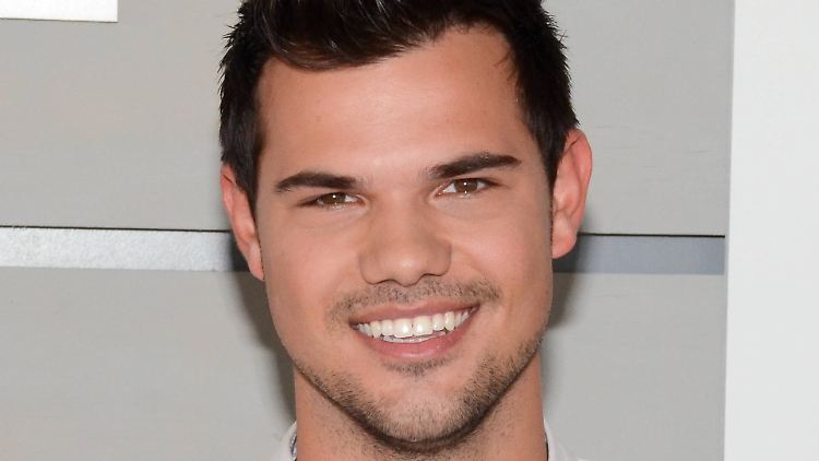 Taylor Lautner machte seine Beziehung mit der Krankenschwester Tay Dome  2018 öffentlich. 