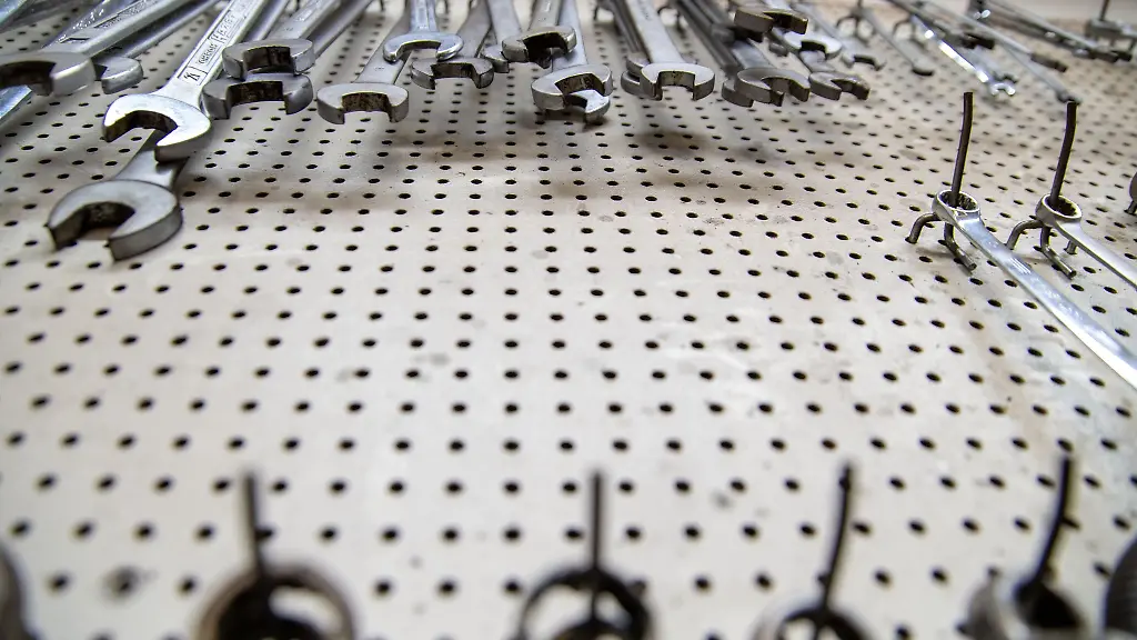 Bei-einem-Arbeitsunfall-in-einer-Albstaedter-Autowerkstatt-ist-ein-Mann-schwer-verletzt-worden