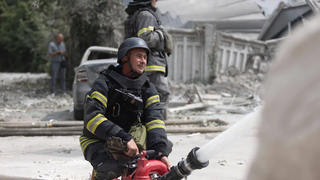 Ein-Feuerwehrmann-im-Oblast-Charkiw-loescht-den-Brand-nach-einem-Luftangriff-der-russischen-Armee-auf-Infrastruktur