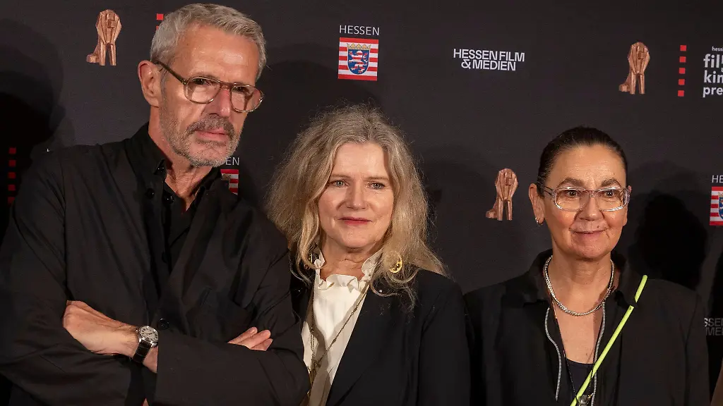 Schauspielerin-Barbara-Sukowa-M-hier-zusammen-mit-Regisseurin-Angelina-Maccarone-und-dem-Schauspieler-Lambert-Wilson