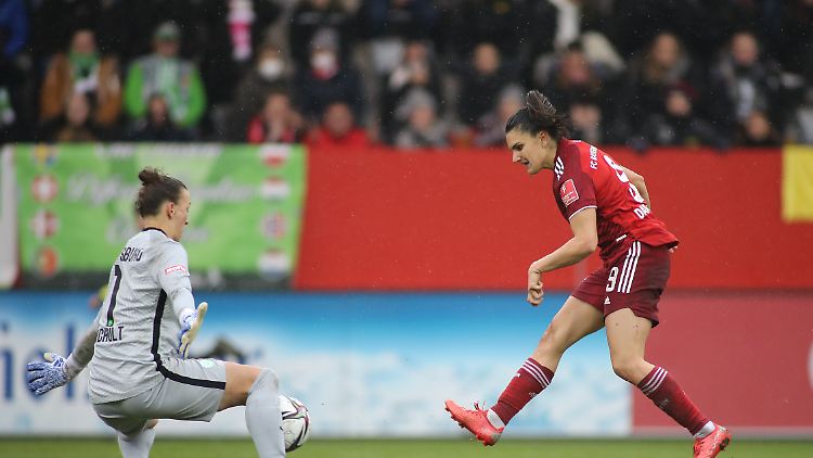 Auch Jovana Damnjanovic wird von Almuth Schult gestoppt.