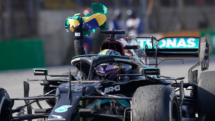 Hamilton feierte mit brasilianischer Flagge.
