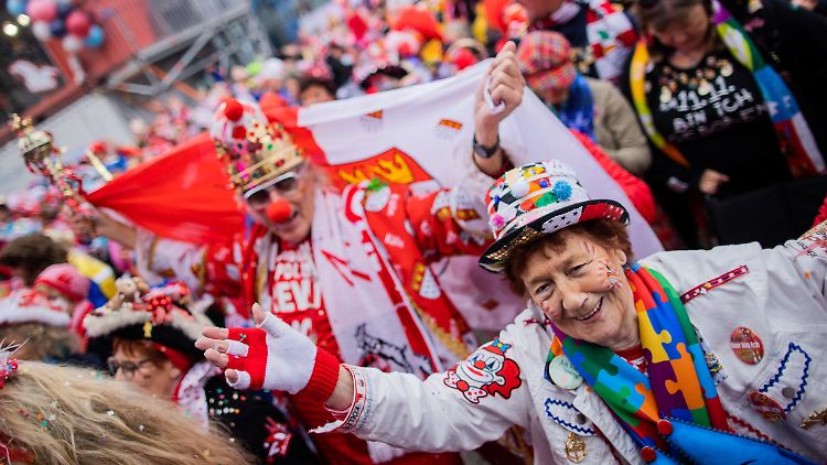 Dicht an dicht und alles ohne Maske - der Karnevalsauftakt auf dem Heumarkt in Köln erinnert an die Feierlichkeiten vor Corona. Allerdings hatten dieses Jahr nur Geimpfte und Genesene Zutritt.