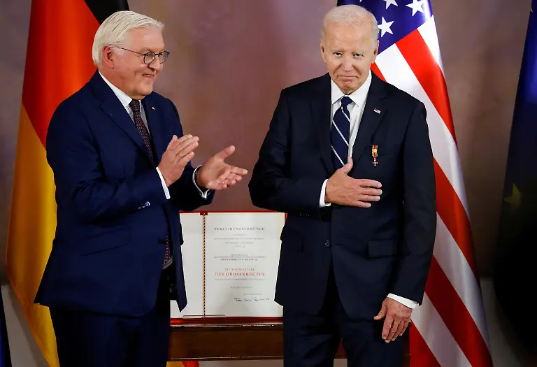 2024-10-18T092909Z-2084115186-RC2XMAA8JG26-RTRMADP-3-GERMANY-USA-BIDEN-HONOUR