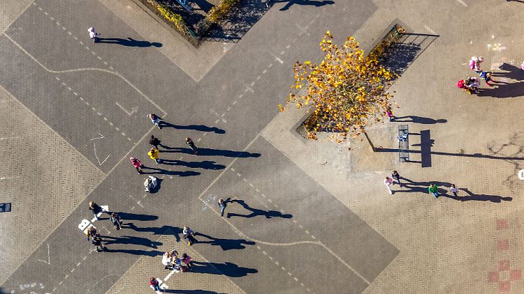 Seit August verzeichnet das RKI einen deutlichen Anstieg der Corona-Ausbrüche an Schulen.