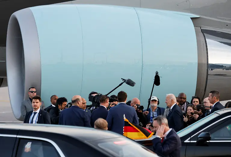 2024-10-18T155538Z-574117374-RC23NAAYUP62-RTRMADP-3-GERMANY-USA-DEPARTURE