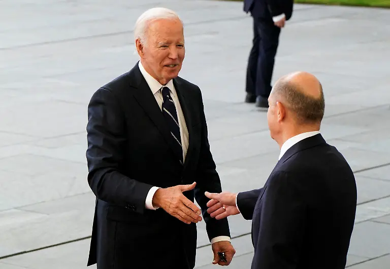 2024-10-18T110607Z-1392331265-RC2ZMAALL4P8-RTRMADP-3-GERMANY-USA-SCHOLZ-BIDEN
