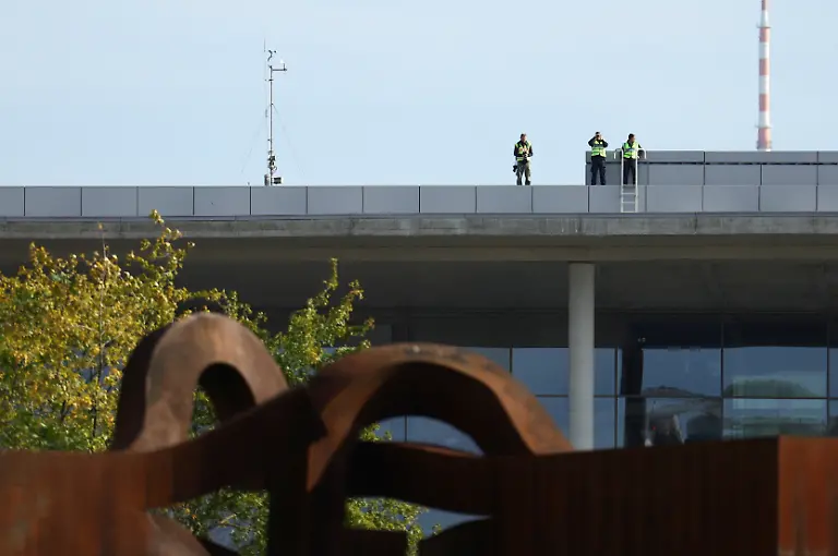 2024-10-18T102908Z-1483318655-RC2YMAAOARH7-RTRMADP-3-GERMANY-USA-SCHOLZ-BIDEN