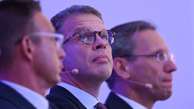 Die Folgen der ultralockeren Geldpolitik werden sich aus Sicht des Deutsche-Bank-Chefs Christian Sewing immer schwerer heilen lassen, je länger die Zentralbanken nicht gegensteuern.