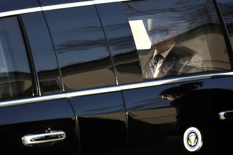 2024-10-18T083907Z-1902907204-RC2WMAAQBUSA-RTRMADP-3-GERMANY-USA-BIDEN-HONOUR