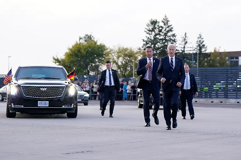 2024-10-18T160123Z-1641677405-RC24NAA88G10-RTRMADP-3-GERMANY-USA-DEPARTURE