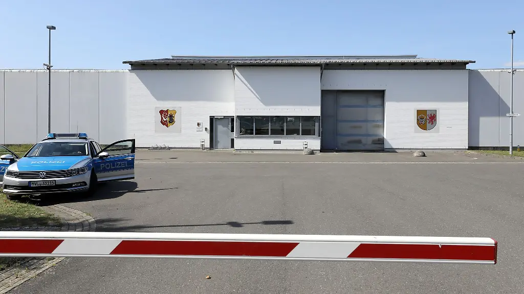 Erneut-musste-die-Feuerwehr-anruecken-weil-ein-Haeftling-in-der-Justizvollzugsanstalt-Neustrelitz-in-seiner-Zelle-Feuer-gelegt-hatte