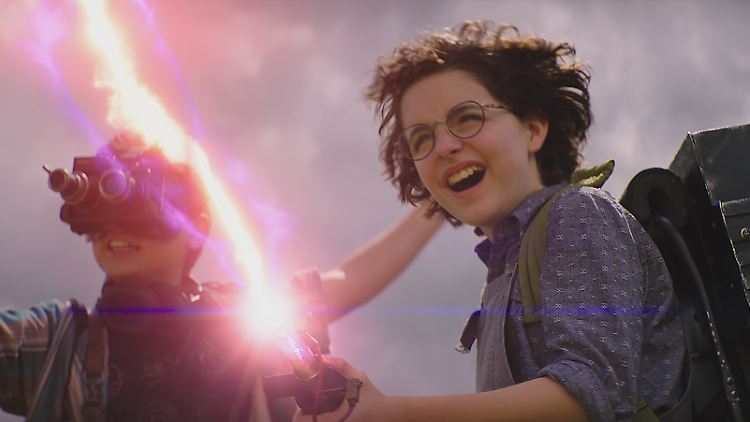 Die neue "Ghostbusters"-Generation: Phoebe (Mckenna Grace) und ihr Kumpel Podcast (Logan Kim).