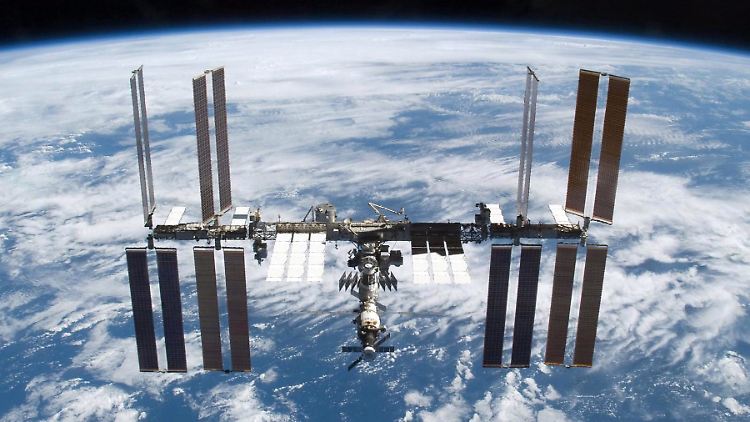 Die russische Raumfahrtbehörde Roskosmos erklärte, das Trümmerfeld habe sich wieder von der ISS entfernt.