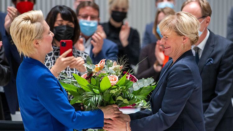 Schwesig (l.) als Ministerpräsidentin und Oldenburg (Linke, r.) als Vizin führen künftig die rot-rote Koalition im Nordosten.