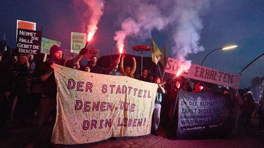 Demonstranten-fordern-den-Erhalt-einer-einsturzgefaehrdeten-Industriehalle-die-einst-als-Kulisse-fuer-den-Film-Soul-Kitchen-von-Fatih-Akin-dienste