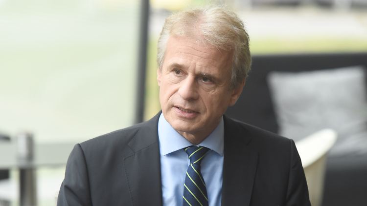 Alexander Kekulé ist seit 1999 Inhaber des Lehrstuhls für Medizinische Mikrobiologie und Virologie der Martin-Luther-Universität in Halle an der Saale und Direktor des Instituts für Medizinische Mikrobiologie des Universitätsklinikums.