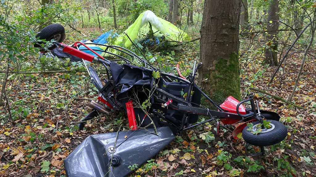 Das-abgestuerzte-Motorschirm-Trike-in-einem-Waldgebiet-bei-Riedlingen