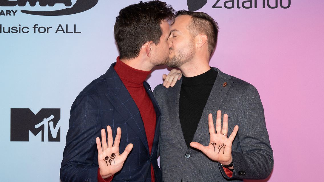 das Paar Adam Hanol and Marci Pal demonstrierte seine Liebe mit einem Kuss vor den Fotografen und ...
