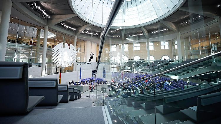 Mit dem Gesetzentwurf der Ampel-Parteien werden die Entscheidungskompetenzen aus der Ministerpräsidentenkonferenz in den Bundestag und in die Landesparlamente verlagert.