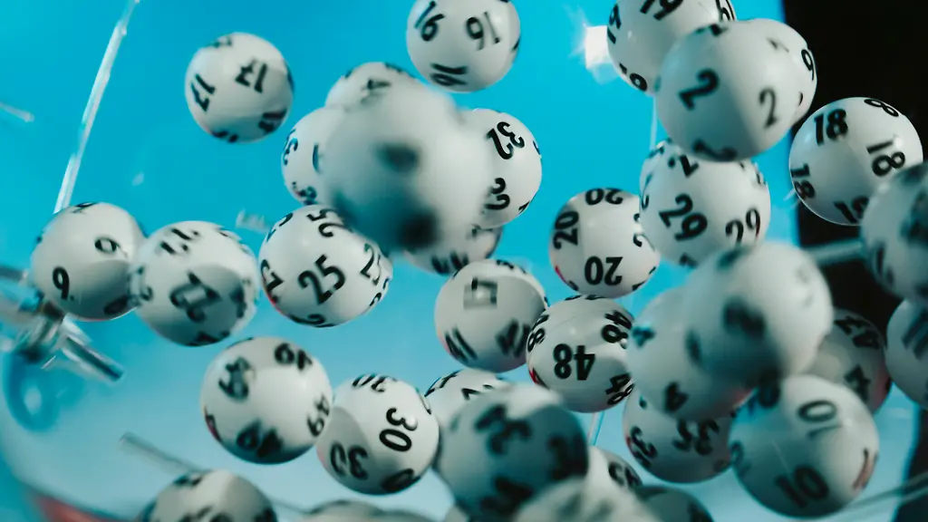 20231012-Lottokugeln-c-Anton-Minayev-300dpi-21x14cm