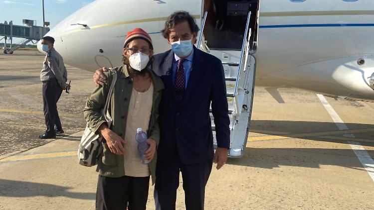 Der ehemalige US-Botschafter bei den Vereinten Nationen, Bill Richardson (r.) posiert mit dem Journalisten Danny Fenster. Richardson teilte mit, dass Fenster aus dem Gefängnis entlassen und sich bald auf dem Heimweg über Katar befinden werde. 