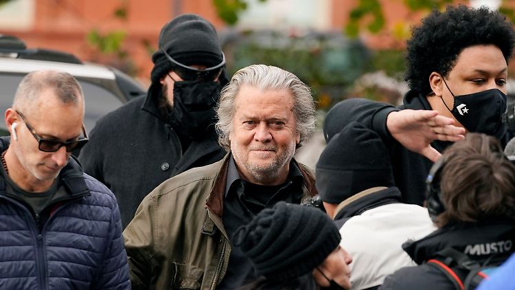 Steve Bannon bei seiner Ankunft beim FBI in Washington.