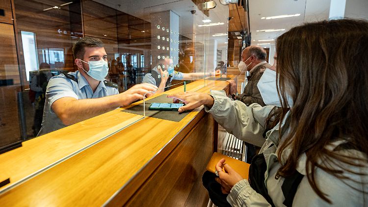 Geht es nach Henn, sollten Reisende an Flughäfen strikt gemäß der 2G-Regel kontrolliert werden.