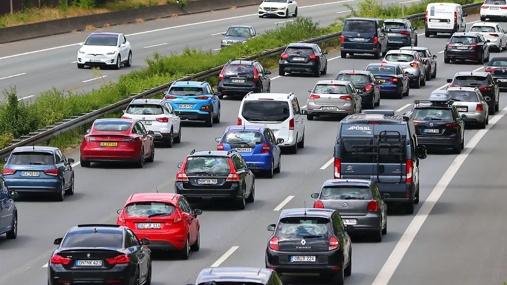 Dichter-Verkehr-auf-einer-Autobahn-In-Deutschland-werden-zu-viele-Autos-mit-Verbrennermotor-zugelassen-um-die-EU-Klimaziele-zu-erreichen