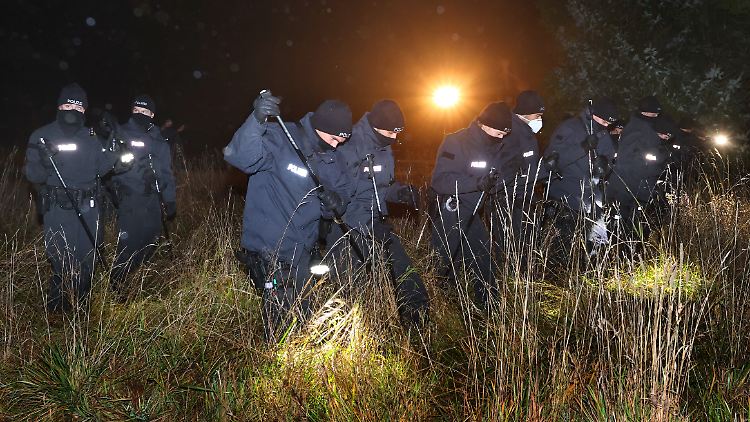 Polizisten suchten am Abend am Fundort der Leiche nach Spuren.