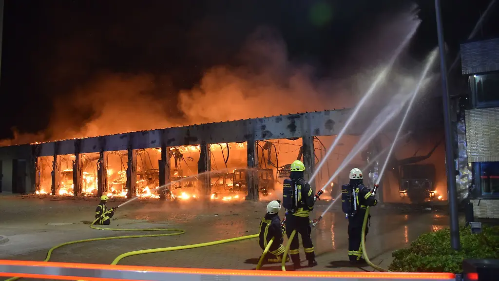 Nach-dem-Brand-in-einer-Feuerwache-ist-die-Hilfsbereitschaft-riesig