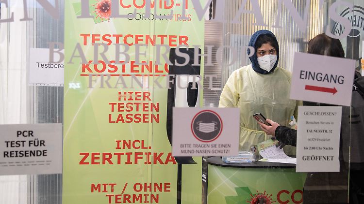 Das RKI meldet 32.048 Neuinfektionen. Die Sieben-Tage-Inzidenz steigt weiter auf 312,4. 
