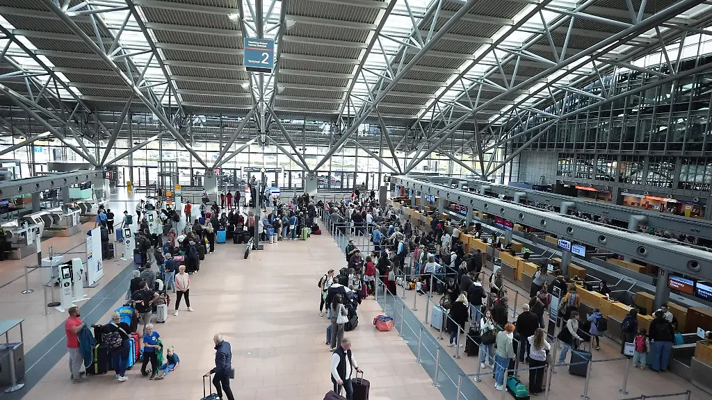 Der-Beginn-der-Herbstferien-hat-dem-Hamburger-Flughafen-ein-besonders-hohes-Passagieraufkommen-beschert